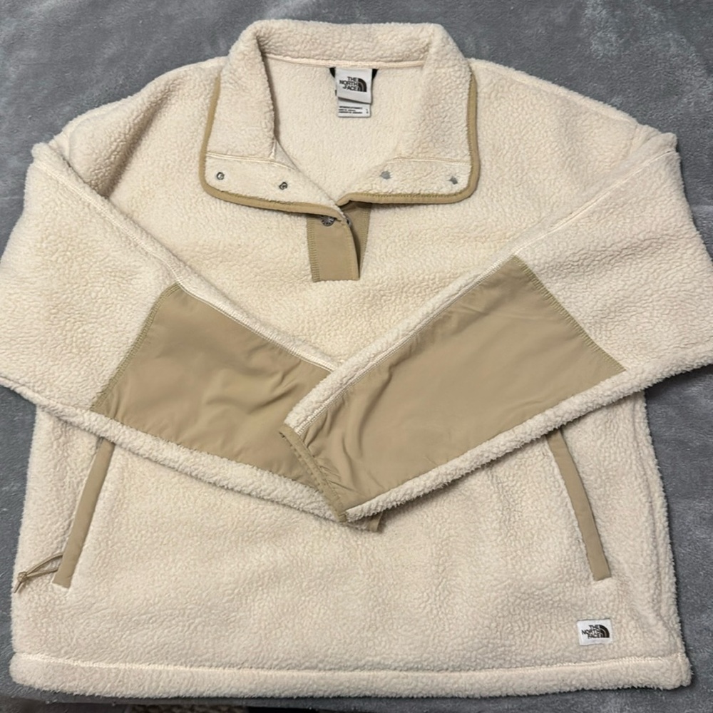 Women’s The North Face fleece pullover
